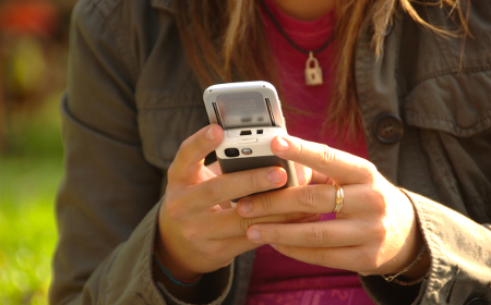 Chica utilizando un smartphone